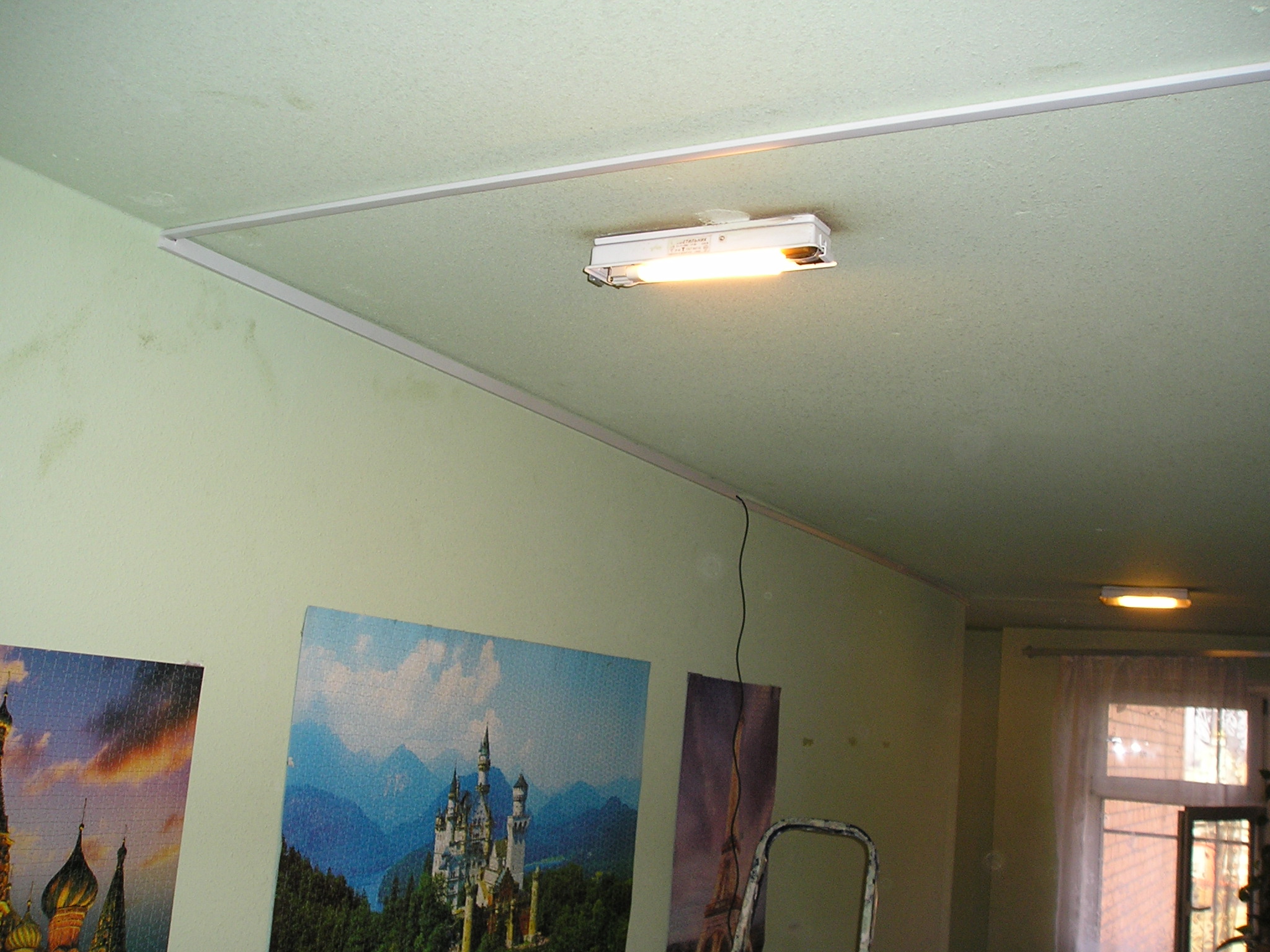 прокладка кабеля в приквартирном коридоре под потолком